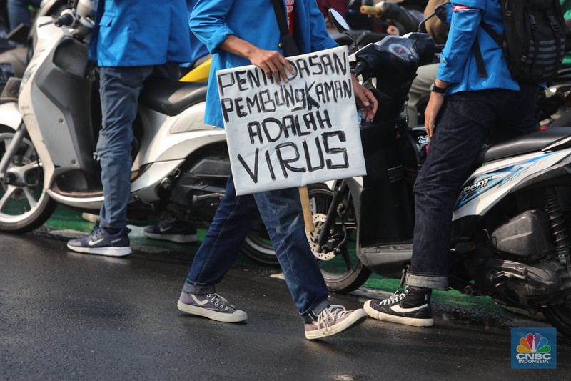 Demo Mahasiswa Tolak BBM di Gedung DPR Jakarta Puluhan mahasiswa asal Kota Tangerang Selatan (Tangsel) yang tergabung di dalam Aliansi Front Milenial Jabodetabek (FMJ) bersama KOMANDO menggelar aksi menuju Gedung Dewan Perwakilan Rakyat (DPR) Republik Indonesia (RI), Rabu (7/9/2022). Dalam orasinya mahasiswa meneriaki Pemerintah yang secara sepihak menaikkan harga BBM dinilai telah melukai hati masyarakat Indonesia. (CNBC Indonesia/ Muhammad Sabki)