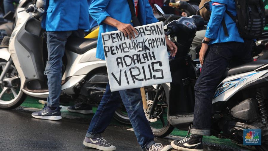 Puluhan mahasiswa asal Kota Tangerang Selatan (Tangsel) yang tergabung di dalam Aliansi Front Milenial Jabodetabek (FMJ) bersama KOMANDO menggelar aksi menuju Gedung Dewan Perwakilan Rakyat (DPR) Republik Indonesia (RI), Rabu (7/9/2022). Dalam orasinya mahasiswa meneriaki Pemerintah yang secara sepihak menaikkan harga BBM dinilai telah melukai hati masyarakat Indonesia. (CNBC Indonesia/ Muhammad Sabki)
