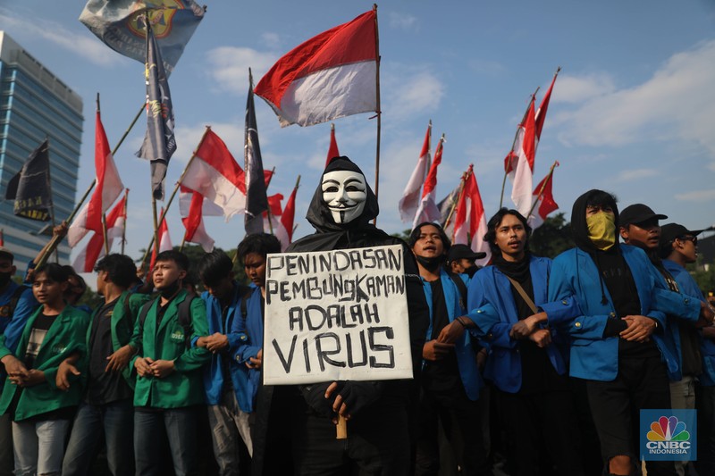 Puluhan mahasiswa asal Kota Tangerang Selatan (Tangsel) yang tergabung di dalam Aliansi Front Milenial Jabodetabek (FMJ) bersama KOMANDO menggelar aksi menuju Gedung Dewan Perwakilan Rakyat (DPR) Republik Indonesia (RI), Rabu (7/9/2022). Dalam orasinya mahasiswa meneriaki Pemerintah yang secara sepihak menaikkan harga BBM dinilai telah melukai hati masyarakat Indonesia. (CNBC Indonesia/ Muhammad Sabki)