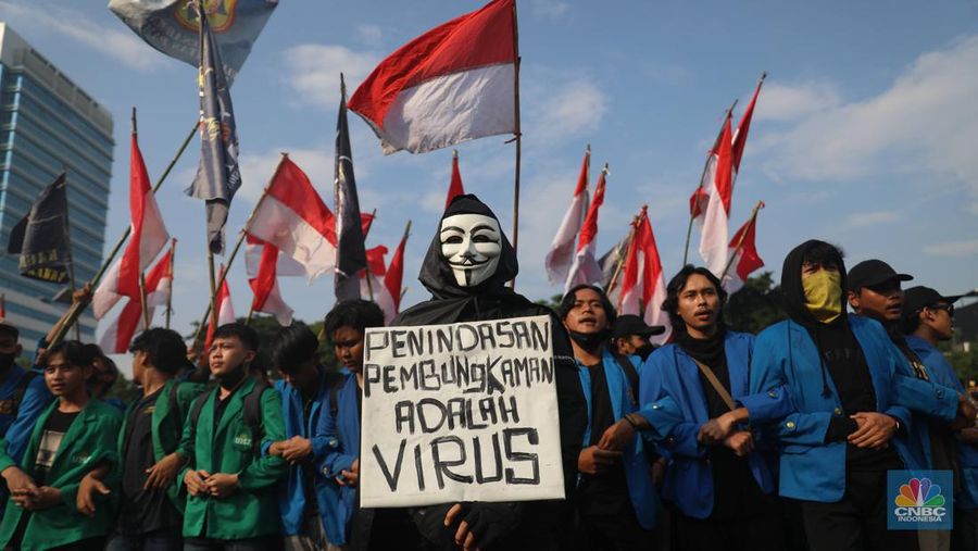 Puluhan mahasiswa asal Kota Tangerang Selatan (Tangsel) yang tergabung di dalam Aliansi Front Milenial Jabodetabek (FMJ) bersama KOMANDO menggelar aksi menuju Gedung Dewan Perwakilan Rakyat (DPR) Republik Indonesia (RI), Rabu (7/9/2022). Dalam orasinya mahasiswa meneriaki Pemerintah yang secara sepihak menaikkan harga BBM dinilai telah melukai hati masyarakat Indonesia. (CNBC Indonesia/ Muhammad Sabki)