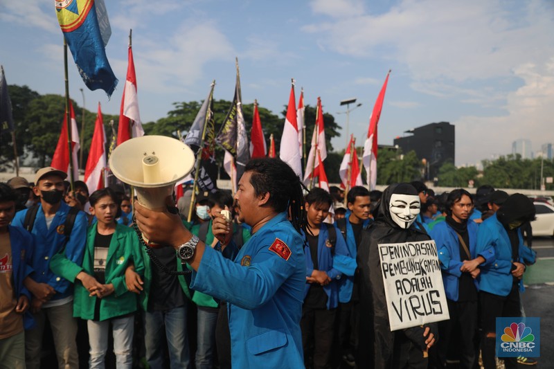 Puluhan mahasiswa asal Kota Tangerang Selatan (Tangsel) yang tergabung di dalam Aliansi Front Milenial Jabodetabek (FMJ) bersama KOMANDO menggelar aksi menuju Gedung Dewan Perwakilan Rakyat (DPR) Republik Indonesia (RI), Rabu (7/9/2022). Dalam orasinya mahasiswa meneriaki Pemerintah yang secara sepihak menaikkan harga BBM dinilai telah melukai hati masyarakat Indonesia. (CNBC Indonesia/ Muhammad Sabki)