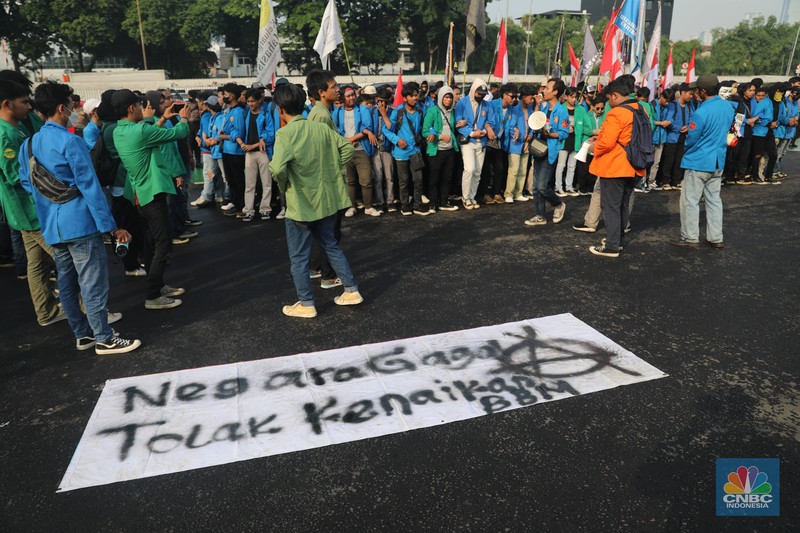 Puluhan mahasiswa asal Kota Tangerang Selatan (Tangsel) yang tergabung di dalam Aliansi Front Milenial Jabodetabek (FMJ) bersama KOMANDO menggelar aksi menuju Gedung Dewan Perwakilan Rakyat (DPR) Republik Indonesia (RI), Rabu (7/9/2022). Dalam orasinya mahasiswa meneriaki Pemerintah yang secara sepihak menaikkan harga BBM dinilai telah melukai hati masyarakat Indonesia. (CNBC Indonesia/ Muhammad Sabki)