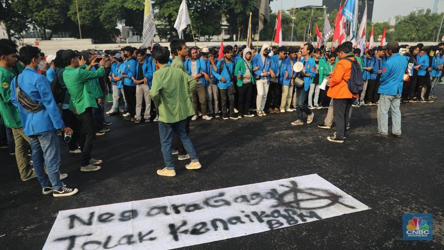 Puluhan mahasiswa asal Kota Tangerang Selatan (Tangsel) yang tergabung di dalam Aliansi Front Milenial Jabodetabek (FMJ) bersama KOMANDO menggelar aksi menuju Gedung Dewan Perwakilan Rakyat (DPR) Republik Indonesia (RI), Rabu (7/9/2022). Dalam orasinya mahasiswa meneriaki Pemerintah yang secara sepihak menaikkan harga BBM dinilai telah melukai hati masyarakat Indonesia. (վ/ Muhammad Sabki)