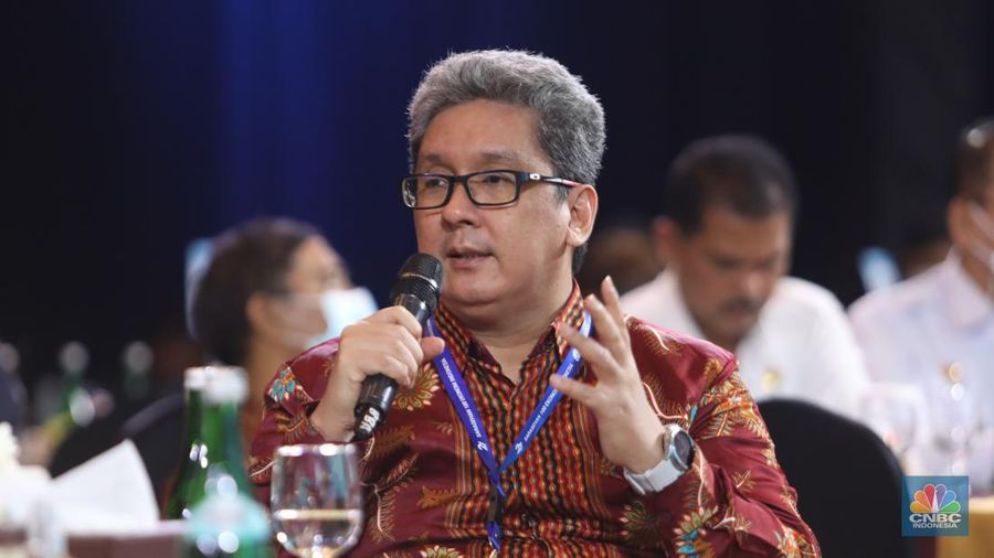 Direktur Riset Indef, Berly Martawardaya di acara Sarasehan 100 Ekonom. (CNBC indonesia/Andrean Kristianto)