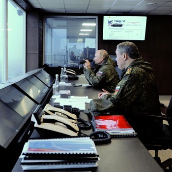 Gaya Putin 'Turun Gunung', Pantau Rusia-China Latihan Perang