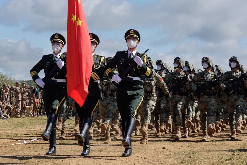 Latihan Militer Rusia China Vostok 2022 Presiden Rusia Vladimir Putin menyaksikan latihan militer Vostok 2022 (Timur 2022) di tempat pelatihan Sergeyevsky di Wilayah Primorsky timur jauh, Rusia, Selasa (6/9/2022). Latihan militer gabungan itu diikuti oleh negara-negara yang bersahabat dengan Rusia seperti China, Belarusia, India, Mongolia dan Suriah. Lebih dari 50.000 tentara dan lebih dari 5.000 unit peralatan militer, termasuk 140 pesawat dan 60 kapal, dilibatkan dalam latihan tersebut. (Mikhail Klimentyev, Sputnik, Kremlin Pool Photo via AP)
