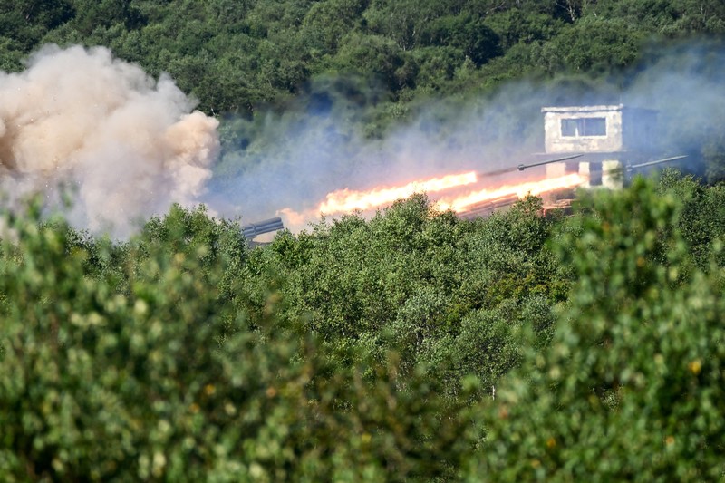 Latihan Militer Rusia China Vostok 2022 Presiden Rusia Vladimir Putin menyaksikan latihan militer Vostok 2022 (Timur 2022) di tempat pelatihan Sergeyevsky di Wilayah Primorsky timur jauh, Rusia, Selasa (6/9/2022). Latihan militer gabungan itu diikuti oleh negara-negara yang bersahabat dengan Rusia seperti China, Belarusia, India, Mongolia dan Suriah. Lebih dari 50.000 tentara dan lebih dari 5.000 unit peralatan militer, termasuk 140 pesawat dan 60 kapal, dilibatkan dalam latihan tersebut. (Mikhail Klimentyev, Sputnik, Kremlin Pool Photo via AP)