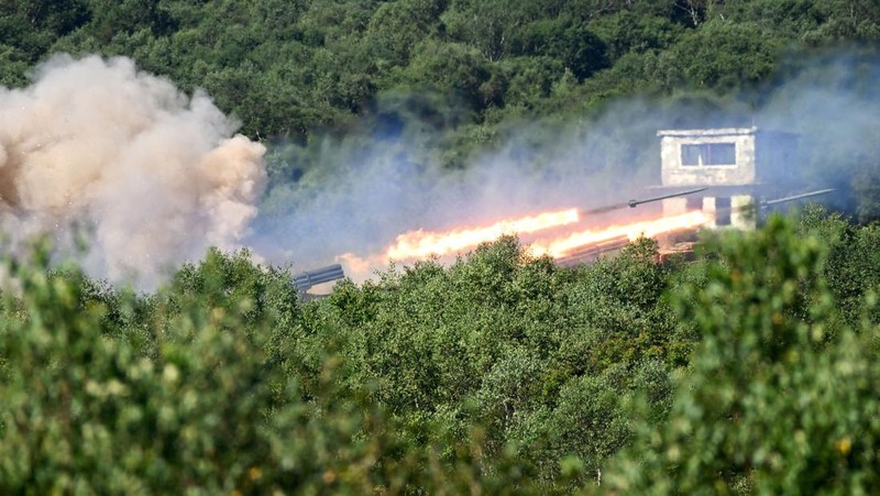 Presiden Rusia Vladimir Putin menyaksikan latihan militer Vostok 2022 (Timur 2022) di tempat pelatihan Sergeyevsky di Wilayah Primorsky timur jauh, Rusia, Selasa (6/9/2022). Latihan militer gabungan itu diikuti oleh negara-negara yang bersahabat dengan Rusia seperti China, Belarusia, India, Mongolia dan Suriah. Lebih dari 50.000 tentara dan lebih dari 5.000 unit peralatan militer, termasuk 140 pesawat dan 60 kapal, dilibatkan dalam latihan tersebut. (Mikhail Klimentyev, Sputnik, Kremlin Pool Photo via AP)