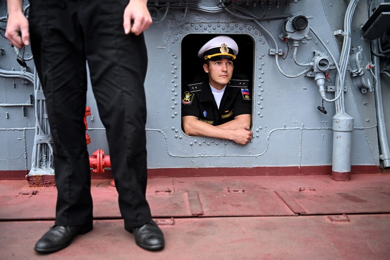 Latihan Militer Rusia China Vostok 2022 Presiden Rusia Vladimir Putin menyaksikan latihan militer Vostok 2022 (Timur 2022) di tempat pelatihan Sergeyevsky di Wilayah Primorsky timur jauh, Rusia, Selasa (6/9/2022). Latihan militer gabungan itu diikuti oleh negara-negara yang bersahabat dengan Rusia seperti China, Belarusia, India, Mongolia dan Suriah. Lebih dari 50.000 tentara dan lebih dari 5.000 unit peralatan militer, termasuk 140 pesawat dan 60 kapal, dilibatkan dalam latihan tersebut. (Mikhail Klimentyev, Sputnik, Kremlin Pool Photo via AP)