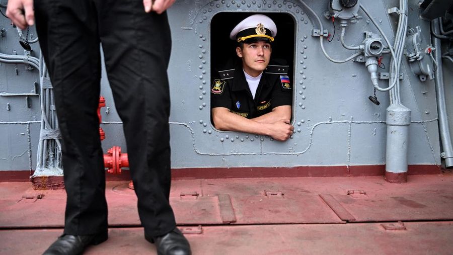 Presiden Rusia Vladimir Putin menyaksikan latihan militer Vostok 2022 (Timur 2022) di tempat pelatihan Sergeyevsky di Wilayah Primorsky timur jauh, Rusia, Selasa (6/9/2022). Latihan militer gabungan itu diikuti oleh negara-negara yang bersahabat dengan Rusia seperti China, Belarusia, India, Mongolia dan Suriah. Lebih dari 50.000 tentara dan lebih dari 5.000 unit peralatan militer, termasuk 140 pesawat dan 60 kapal, dilibatkan dalam latihan tersebut. (Mikhail Klimentyev, Sputnik, Kremlin Pool Photo via AP)