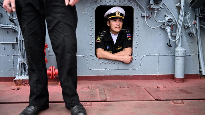 Presiden Rusia Vladimir Putin menyaksikan latihan militer Vostok 2022 (Timur 2022) di tempat pelatihan Sergeyevsky di Wilayah Primorsky timur jauh, Rusia, Selasa (6/9/2022). Latihan militer gabungan itu diikuti oleh negara-negara yang bersahabat dengan Rusia seperti China, Belarusia, India, Mongolia dan Suriah. Lebih dari 50.000 tentara dan lebih dari 5.000 unit peralatan militer, termasuk 140 pesawat dan 60 kapal, dilibatkan dalam latihan tersebut. (Mikhail Klimentyev, Sputnik, Kremlin Pool Photo via AP)