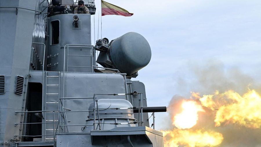 Kapal perusak anti-kapal selam Marsekal Shaposhnikov Rusia menembak selama latihan militer 'Vostok-2022' (Timur 2022) di Peter the Great Gulf of the Sea Jepang di luar kota Vladivostok, Rusia, Senin (5/9/2022). Latihan militer gabungan itu diikuti oleh negara-negara yang bersahabat dengan Rusia seperti China, Belarusia, India, Mongolia dan Suriah. Lebih dari 50.000 tentara dan lebih dari 5.000 unit peralatan militer, termasuk 140 pesawat dan 60 kapal, dilibatkan dalam latihan tersebut. (Photo by KIRILL KUDRYAVTSEV/AFP via Getty Images)