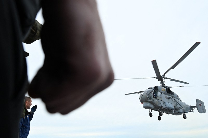 Latihan Militer Rusia China Vostok 2022 Presiden Rusia Vladimir Putin menyaksikan latihan militer Vostok 2022 (Timur 2022) di tempat pelatihan Sergeyevsky di Wilayah Primorsky timur jauh, Rusia, Selasa (6/9/2022). Latihan militer gabungan itu diikuti oleh negara-negara yang bersahabat dengan Rusia seperti China, Belarusia, India, Mongolia dan Suriah. Lebih dari 50.000 tentara dan lebih dari 5.000 unit peralatan militer, termasuk 140 pesawat dan 60 kapal, dilibatkan dalam latihan tersebut. (Mikhail Klimentyev, Sputnik, Kremlin Pool Photo via AP)