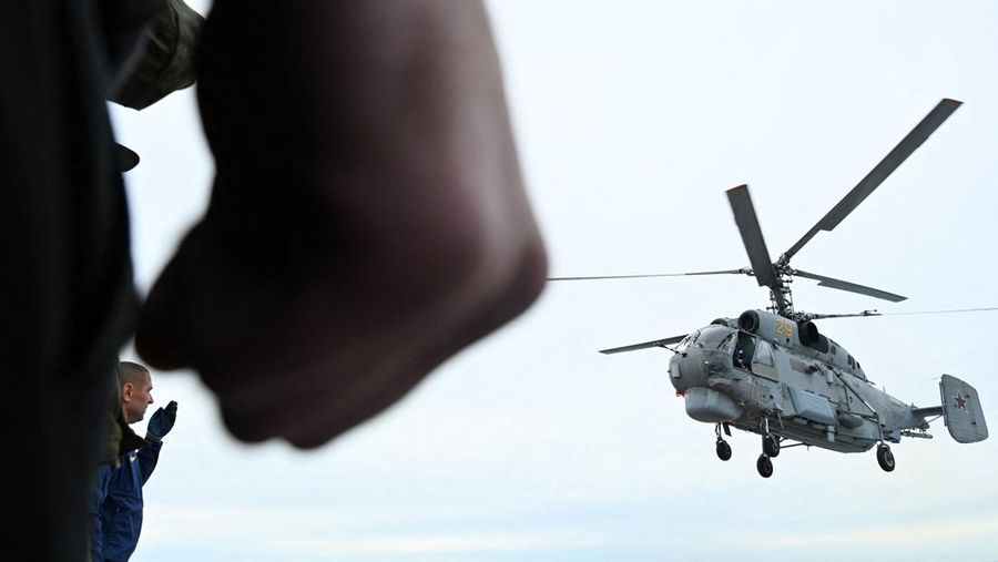 Presiden Rusia Vladimir Putin menyaksikan latihan militer Vostok 2022 (Timur 2022) di tempat pelatihan Sergeyevsky di Wilayah Primorsky timur jauh, Rusia, Selasa (6/9/2022). Latihan militer gabungan itu diikuti oleh negara-negara yang bersahabat dengan Rusia seperti China, Belarusia, India, Mongolia dan Suriah. Lebih dari 50.000 tentara dan lebih dari 5.000 unit peralatan militer, termasuk 140 pesawat dan 60 kapal, dilibatkan dalam latihan tersebut. (Mikhail Klimentyev, Sputnik, Kremlin Pool Photo via AP)