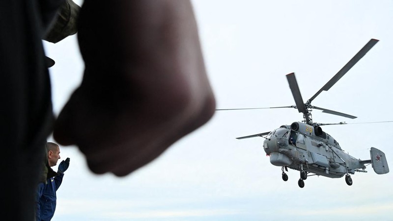 Presiden Rusia Vladimir Putin menyaksikan latihan militer Vostok 2022 (Timur 2022) di tempat pelatihan Sergeyevsky di Wilayah Primorsky timur jauh, Rusia, Selasa (6/9/2022). Latihan militer gabungan itu diikuti oleh negara-negara yang bersahabat dengan Rusia seperti China, Belarusia, India, Mongolia dan Suriah. Lebih dari 50.000 tentara dan lebih dari 5.000 unit peralatan militer, termasuk 140 pesawat dan 60 kapal, dilibatkan dalam latihan tersebut. (Mikhail Klimentyev, Sputnik, Kremlin Pool Photo via AP)