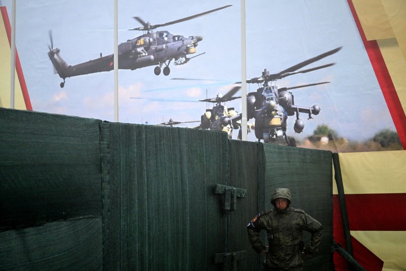 Latihan Militer Rusia China Vostok 2022 Presiden Rusia Vladimir Putin menyaksikan latihan militer Vostok 2022 (Timur 2022) di tempat pelatihan Sergeyevsky di Wilayah Primorsky timur jauh, Rusia, Selasa (6/9/2022). Latihan militer gabungan itu diikuti oleh negara-negara yang bersahabat dengan Rusia seperti China, Belarusia, India, Mongolia dan Suriah. Lebih dari 50.000 tentara dan lebih dari 5.000 unit peralatan militer, termasuk 140 pesawat dan 60 kapal, dilibatkan dalam latihan tersebut. (Mikhail Klimentyev, Sputnik, Kremlin Pool Photo via AP)