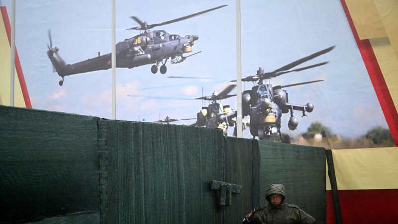 Presiden Rusia Vladimir Putin menyaksikan latihan militer Vostok 2022 (Timur 2022) di tempat pelatihan Sergeyevsky di Wilayah Primorsky timur jauh, Rusia, Selasa (6/9/2022). Latihan militer gabungan itu diikuti oleh negara-negara yang bersahabat dengan Rusia seperti China, Belarusia, India, Mongolia dan Suriah. Lebih dari 50.000 tentara dan lebih dari 5.000 unit peralatan militer, termasuk 140 pesawat dan 60 kapal, dilibatkan dalam latihan tersebut. (Mikhail Klimentyev, Sputnik, Kremlin Pool Photo via AP)