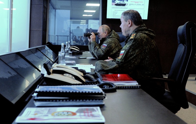 Presiden Rusia Vladimir Putin menyaksikan latihan militer Vostok 2022 (Timur 2022) di tempat pelatihan Sergeyevsky di Wilayah Primorsky timur jauh, Rusia, Selasa (6/9/2022). Latihan militer gabungan itu diikuti oleh negara-negara yang bersahabat dengan Rusia seperti China, Belarusia, India, Mongolia dan Suriah. Lebih dari 50.000 tentara dan lebih dari 5.000 unit peralatan militer, termasuk 140 pesawat dan 60 kapal, dilibatkan dalam latihan tersebut. (Mikhail Klimentyev, Sputnik, Kremlin Pool Photo via AP)