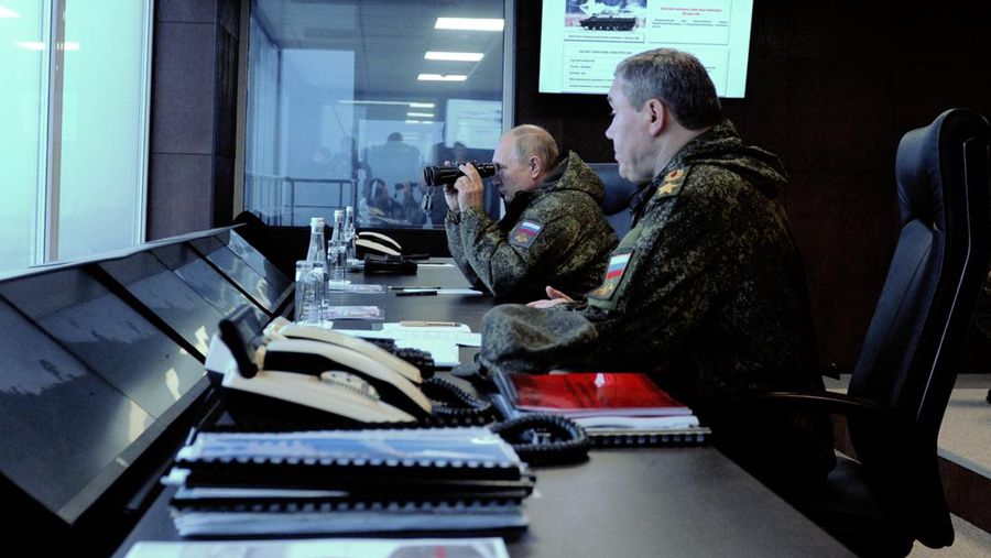 Presiden Rusia Vladimir Putin menyaksikan latihan militer Vostok 2022 (Timur 2022) di tempat pelatihan Sergeyevsky di Wilayah Primorsky timur jauh, Rusia, Selasa (6/9/2022). Latihan militer gabungan itu diikuti oleh negara-negara yang bersahabat dengan Rusia seperti China, Belarusia, India, Mongolia dan Suriah. Lebih dari 50.000 tentara dan lebih dari 5.000 unit peralatan militer, termasuk 140 pesawat dan 60 kapal, dilibatkan dalam latihan tersebut. (Mikhail Klimentyev, Sputnik, Kremlin Pool Photo via AP)