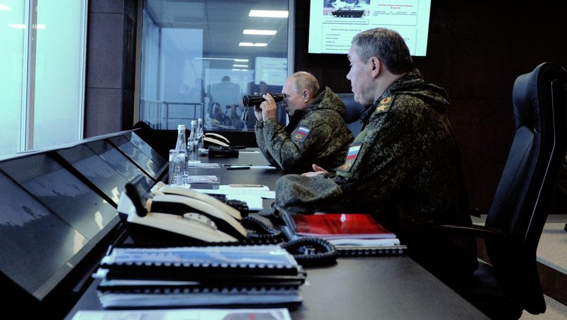 Presiden Rusia Vladimir Putin menyaksikan latihan militer Vostok 2022 (Timur 2022) di tempat pelatihan Sergeyevsky di Wilayah Primorsky timur jauh, Rusia, Selasa (6/9/2022). Latihan militer gabungan itu diikuti oleh negara-negara yang bersahabat dengan Rusia seperti China, Belarusia, India, Mongolia dan Suriah. Lebih dari 50.000 tentara dan lebih dari 5.000 unit peralatan militer, termasuk 140 pesawat dan 60 kapal, dilibatkan dalam latihan tersebut. (Mikhail Klimentyev, Sputnik, Kremlin Pool Photo via AP)