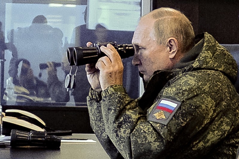 Latihan Militer Rusia China Vostok 2022 Presiden Rusia Vladimir Putin menyaksikan latihan militer Vostok 2022 (Timur 2022) di tempat pelatihan Sergeyevsky di Wilayah Primorsky timur jauh, Rusia, Selasa (6/9/2022). Latihan militer gabungan itu diikuti oleh negara-negara yang bersahabat dengan Rusia seperti China, Belarusia, India, Mongolia dan Suriah. Lebih dari 50.000 tentara dan lebih dari 5.000 unit peralatan militer, termasuk 140 pesawat dan 60 kapal, dilibatkan dalam latihan tersebut. (Mikhail Klimentyev, Sputnik, Kremlin Pool Photo via AP)