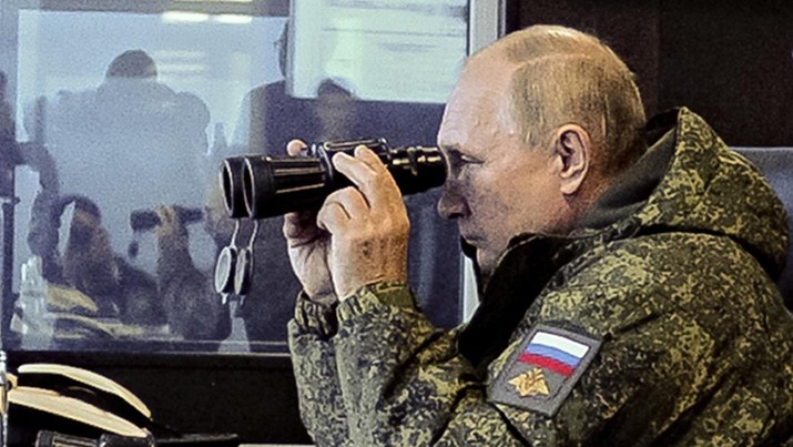 Presiden Rusia Vladimir Putin menyaksikan latihan militer Vostok 2022 (Timur 2022) di tempat pelatihan Sergeyevsky di Wilayah Primorsky timur jauh, Rusia, Selasa (6/9/2022). Latihan militer gabungan itu diikuti oleh negara-negara yang bersahabat dengan Rusia seperti China, Belarusia, India, Mongolia dan Suriah. Lebih dari 50.000 tentara dan lebih dari 5.000 unit peralatan militer, termasuk 140 pesawat dan 60 kapal, dilibatkan dalam latihan tersebut. (Mikhail Klimentyev, Sputnik, Kremlin Pool Photo via AP)