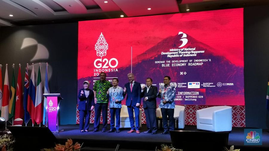 Menteri Perencanaan Pembangunan Nasional/Badan Perencanaan Pembangunan Nasional (PPN/Bappenas) Suharso Monoarfa (ketiga kiri) dan Menteri Kerja Sama Pembangunan dan Kerja Sama Nordik Denmark Flemming Møller Mortensen (ketiga kanan) dalam G20 Development Ministerial Meeting 2022 Side Event di Belitung, Rabu (7/9/2022).