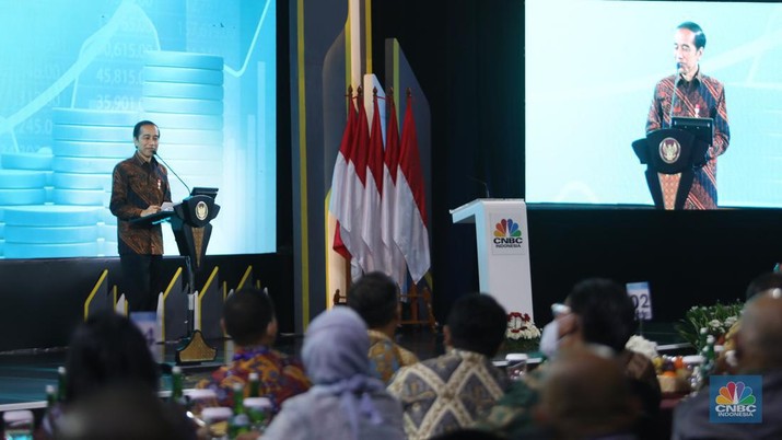 Presiden RI, Jokowi di acara Sarasehan 100 Ekonom Indonesia 2022 (CNBC Indonesia/Andrean Kristianto)