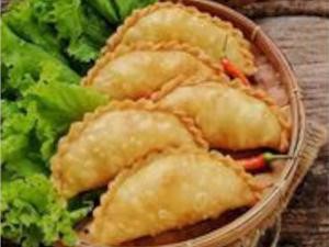 Makan Jalangkote Sambil Jongkok Disebut Lebih Enak, Fakta Atau Mitos?