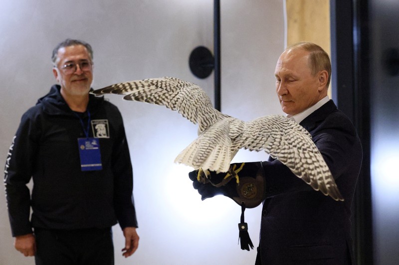 RUSSIA-PUTIN/KAMCHATKA Russian President Vladimir Putin attends a meeting with ornithologists and members of the Kamchatka falcon breeding centre in the region of Kamchatka, Russia, September 5, 2022. Sputnik/Gavriil Grigorov/Pool via REUTERS ATTENTION EDITORS - THIS IMAGE WAS PROVIDED BY A THIRD PARTY.
