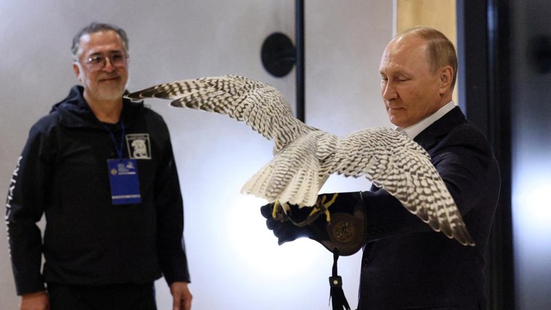 Russian President Vladimir Putin attends a meeting with ornithologists and members of the Kamchatka falcon breeding centre in the region of Kamchatka, Russia, September 5, 2022. Sputnik/Gavriil Grigorov/Pool via REUTERS ATTENTION EDITORS - THIS IMAGE WAS PROVIDED BY A THIRD PARTY.