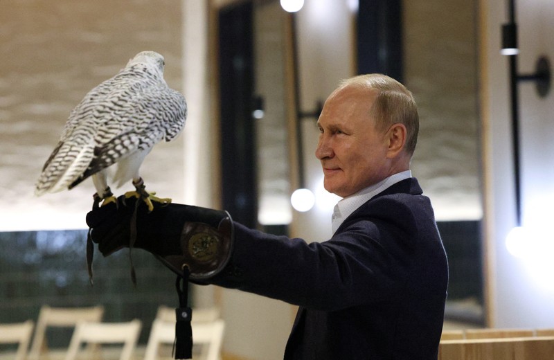 Russian President Vladimir Putin attends a meeting with ornithologists and members of the Kamchatka falcon breeding centre in the region of Kamchatka, Russia, September 5, 2022. Sputnik/Gavriil Grigorov/Pool via REUTERS ATTENTION EDITORS - THIS IMAGE WAS PROVIDED BY A THIRD PARTY.