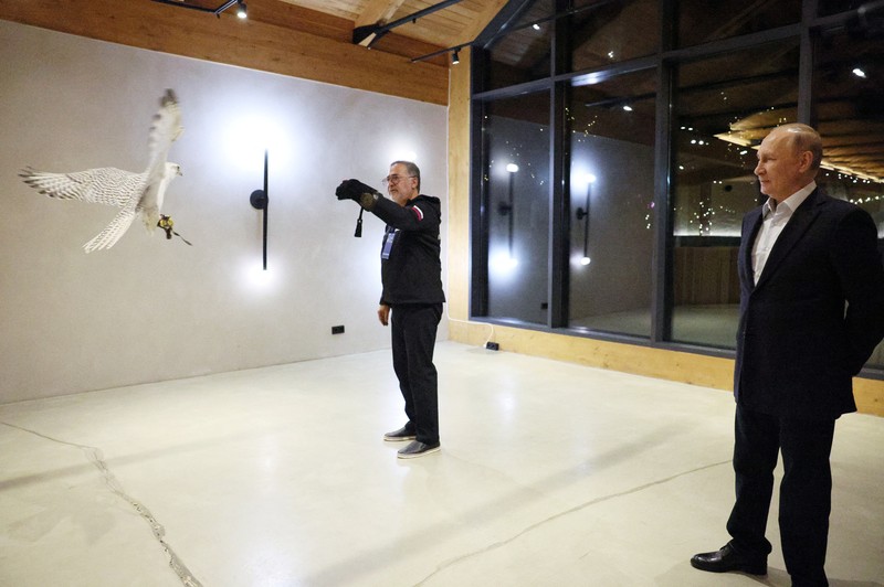 Russian President Vladimir Putin attends a meeting with ornithologists and members of the Kamchatka falcon breeding centre in the region of Kamchatka, Russia, September 5, 2022. Sputnik/Gavriil Grigorov/Pool via REUTERS ATTENTION EDITORS - THIS IMAGE WAS PROVIDED BY A THIRD PARTY.