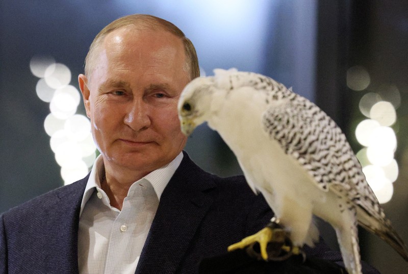 RUSSIA-PUTIN/KAMCHATKA Russian President Vladimir Putin attends a meeting with ornithologists and members of the Kamchatka falcon breeding centre in the region of Kamchatka, Russia, September 5, 2022. Sputnik/Gavriil Grigorov/Pool via REUTERS ATTENTION EDITORS - THIS IMAGE WAS PROVIDED BY A THIRD PARTY.
