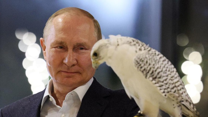 Russian President Vladimir Putin attends a meeting with ornithologists and members of the Kamchatka falcon breeding centre in the region of Kamchatka, Russia, September 5, 2022. Sputnik/Gavriil Grigorov/Pool via REUTERS ATTENTION EDITORS - THIS IMAGE WAS PROVIDED BY A THIRD PARTY.