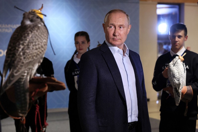 Russian President Vladimir Putin attends a meeting with ornithologists and members of the Kamchatka falcon breeding centre in the region of Kamchatka, Russia, September 5, 2022. Sputnik/Gavriil Grigorov/Pool via REUTERS ATTENTION EDITORS - THIS IMAGE WAS PROVIDED BY A THIRD PARTY.