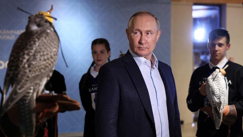 Russian President Vladimir Putin attends a meeting with ornithologists and members of the Kamchatka falcon breeding centre in the region of Kamchatka, Russia, September 5, 2022. Sputnik/Gavriil Grigorov/Pool via REUTERS ATTENTION EDITORS - THIS IMAGE WAS PROVIDED BY A THIRD PARTY.