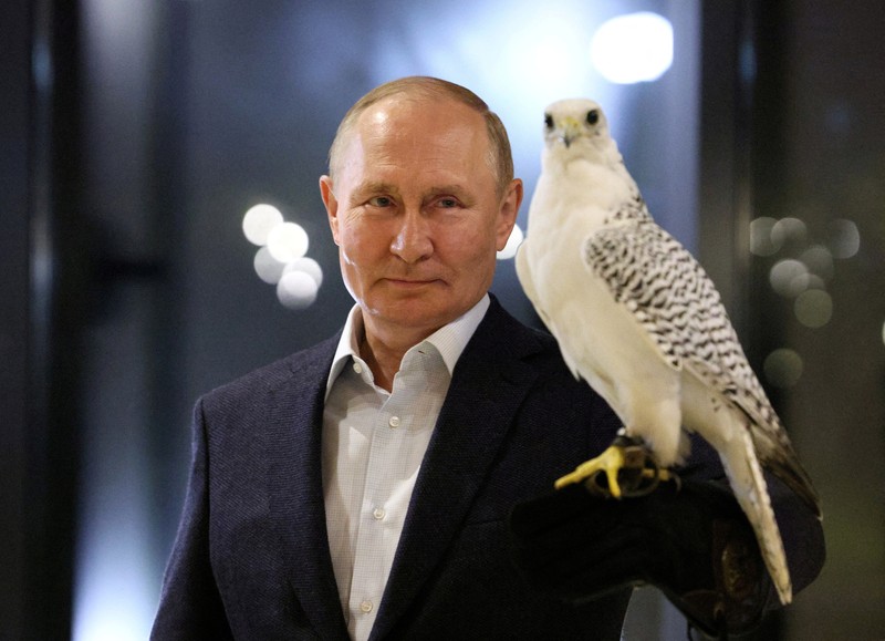 RUSSIA-PUTIN/KAMCHATKA Russian President Vladimir Putin attends a meeting with ornithologists and members of the Kamchatka falcon breeding centre in the region of Kamchatka, Russia, September 5, 2022. Sputnik/Gavriil Grigorov/Pool via REUTERS ATTENTION EDITORS - THIS IMAGE WAS PROVIDED BY A THIRD PARTY.