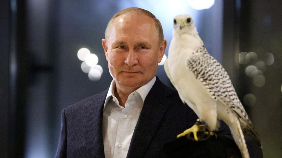 Russian President Vladimir Putin attends a meeting with ornithologists and members of the Kamchatka falcon breeding centre in the region of Kamchatka, Russia, September 5, 2022. Sputnik/Gavriil Grigorov/Pool via REUTERS ATTENTION EDITORS - THIS IMAGE WAS PROVIDED BY A THIRD PARTY.     TPX IMAGES OF THE DAY