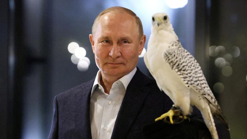 Russian President Vladimir Putin attends a meeting with ornithologists and members of the Kamchatka falcon breeding centre in the region of Kamchatka, Russia, September 5, 2022. Sputnik/Gavriil Grigorov/Pool via REUTERS ATTENTION EDITORS - THIS IMAGE WAS PROVIDED BY A THIRD PARTY.
