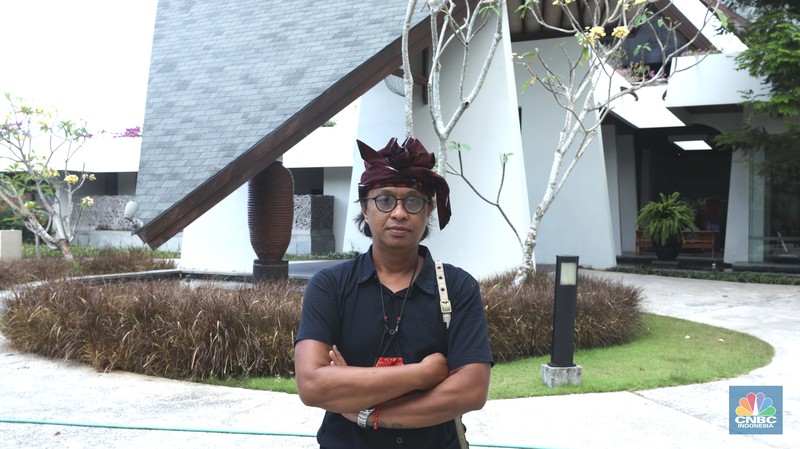 Seniman Lukisan UMKM yag\ng Ikut Gelaran T20 Summit 2022 di Hilton Bali Resort, Nusa Dua, Bali Lukisan karya Antonius Yekti Waskito Aji yang berpartispasi dalam ajang T20 Summit 2022 di Hilton Bali Resort, Nusa Dua, Bali. Anton berpartisipasi dalam ajang tersebut untuk memamerkan dan menggelar workshop selama acara berlangsung. (CNBC Indonesia/ Tri Susilo)