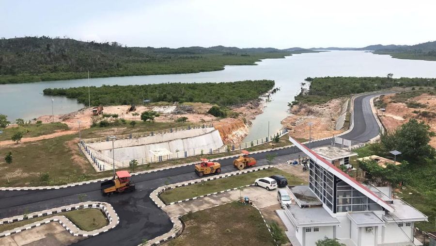 Bendungan Sei Gong di Kelurahan Sijantung, Kecamatan Galang, Batam. Bendungan ini merupakan salah satu Proyek Strategis Nasional (PSN) yang dibangun  untuk mendukung program ketahanan air di Provinsi Kepulauan Riau (Kepri) dan juga mengantisipasi peningkatan kebutuhan air baku yang mendesak, baik untuk domestik maupun industri di Kota Batam. (Dok. Biro Komunikasi Publik Kementerian PUPR)