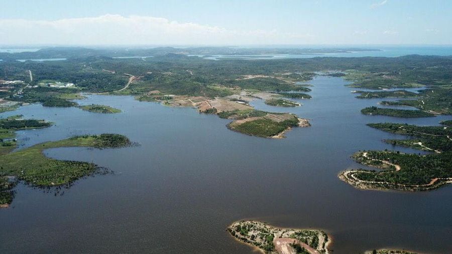 Bendungan Sei Gong di Kelurahan Sijantung, Kecamatan Galang, Batam. Bendungan ini merupakan salah satu Proyek Strategis Nasional (PSN) yang dibangun  untuk mendukung program ketahanan air di Provinsi Kepulauan Riau (Kepri) dan juga mengantisipasi peningkatan kebutuhan air baku yang mendesak, baik untuk domestik maupun industri di Kota Batam. (Dok. Biro Komunikasi Publik Kementerian PUPR)