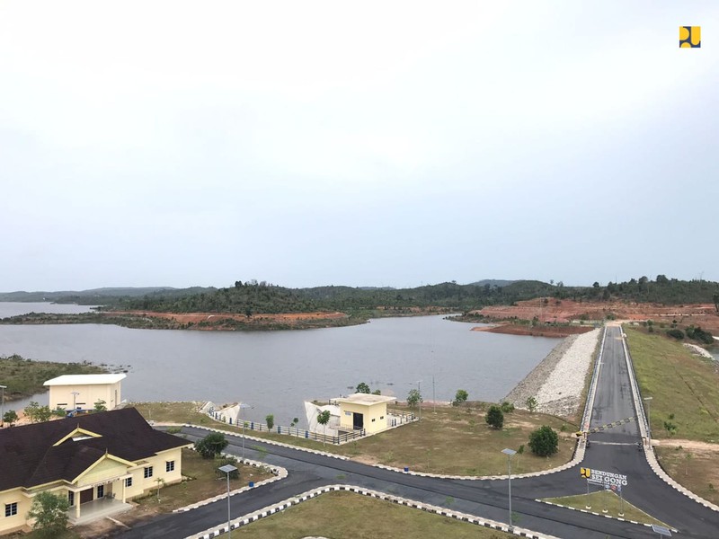 Bendungan Sei Gong di Kelurahan Sijantung, Kecamatan Galang, Batam. Bendungan ini merupakan salah satu Proyek Strategis Nasional (PSN) yang dibangun  untuk mendukung program ketahanan air di Provinsi Kepulauan Riau (Kepri) dan juga mengantisipasi peningkatan kebutuhan air baku yang mendesak, baik untuk domestik maupun industri di Kota Batam. (Dok. Biro Komunikasi Publik Kementerian PUPR)