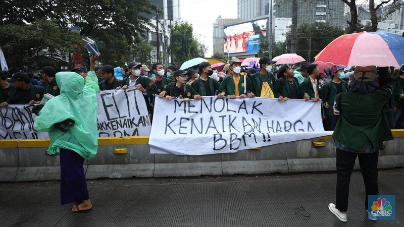 Sejumlah elemen mahasiswa yang tergabung dalam aliansi Badan Eksekutif Mahasiswa Seluruh Indonesia (BEM SI) menggelar demo menolak kenaikan harga BBM di kawasan Patung Kuda, Jakarta Pusat (Jakpus), Kamis (8/9/2022) BEM SI mengkritik sikap pemerintah yang dinilai telah mengabaikan suara penolakan masyarakat terkait penolakan kenaikan harga BBM bersubsidi. (CNBC Indonesia/ Tri Susilo)
