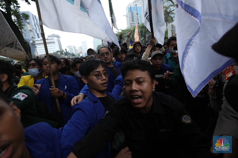 Demo Badan Eksekutif Mahasiswa Seluruh Indonesia (BEM SI) Menolak Kenaikan Harga BBM Sejumlah elemen mahasiswa menggelar demo menolak kenaikan harga BBM di kawasan Patung Kuda, Jakarta Pusat (Jakpus), Kamis (8/9/2022). (CNBC Indonesia/ Tri Susilo)