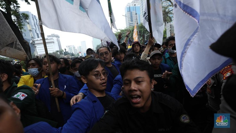 Sejumlah elemen mahasiswa menggelar demo menolak kenaikan harga BBM di kawasan Patung Kuda, Jakarta Pusat (Jakpus), Kamis (8/9/2022). (CNBC Indonesia/ Tri Susilo)