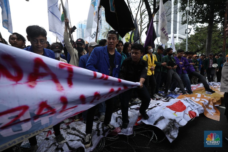 Sejumlah elemen mahasiswa menggelar demo menolak kenaikan harga BBM di kawasan Patung Kuda, Jakarta Pusat (Jakpus), Kamis (8/9/2022). (CNBC Indonesia/ Tri Susilo)