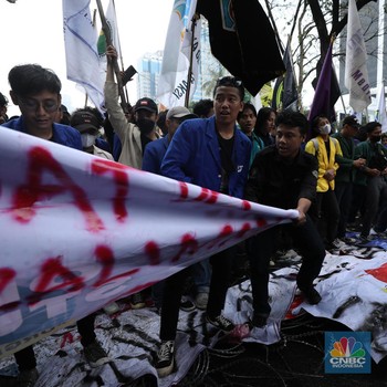 Panas! Demo Tolak BBM Sampai Dorong-Dorongan, Terabas Duri