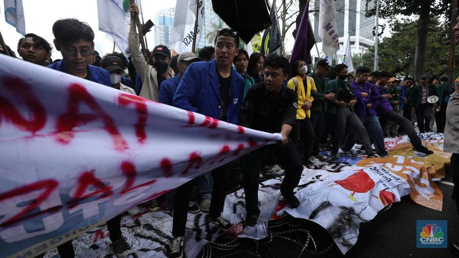 Sejumlah elemen mahasiswa menggelar demo menolak kenaikan harga BBM di kawasan Patung Kuda, Jakarta Pusat (Jakpus), Kamis (8/9/2022). (CNBC Indonesia/ Tri Susilo)